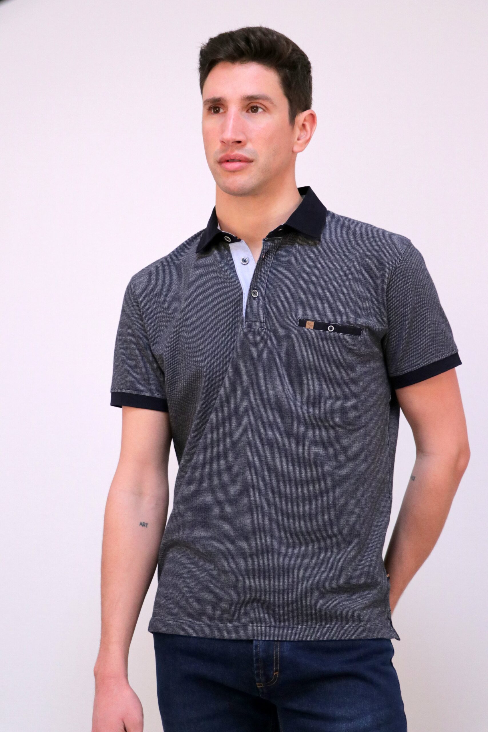 Polo Piqué Jacquard com Colarinho e Bolso