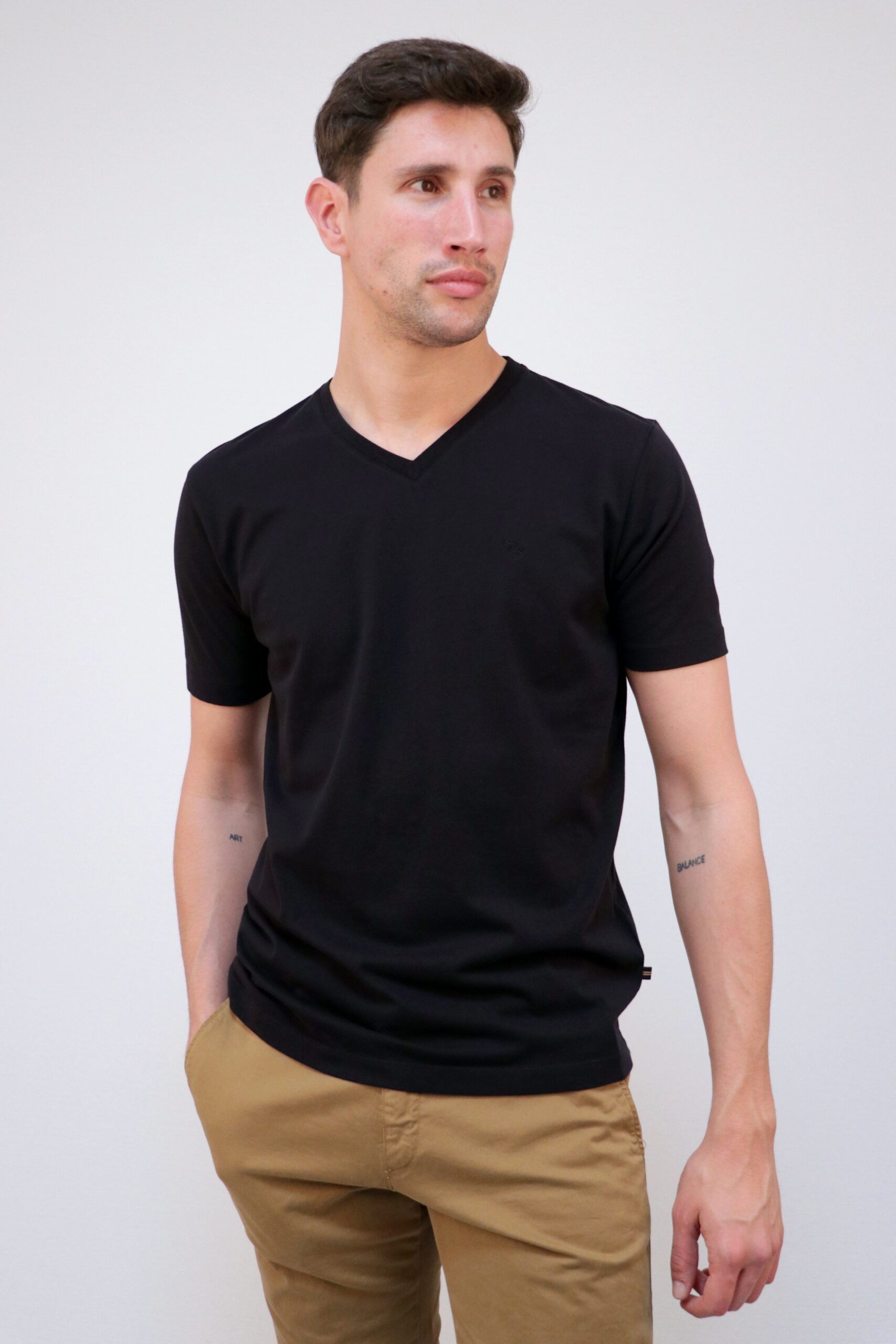 T´Shirt Bordada Decote em V