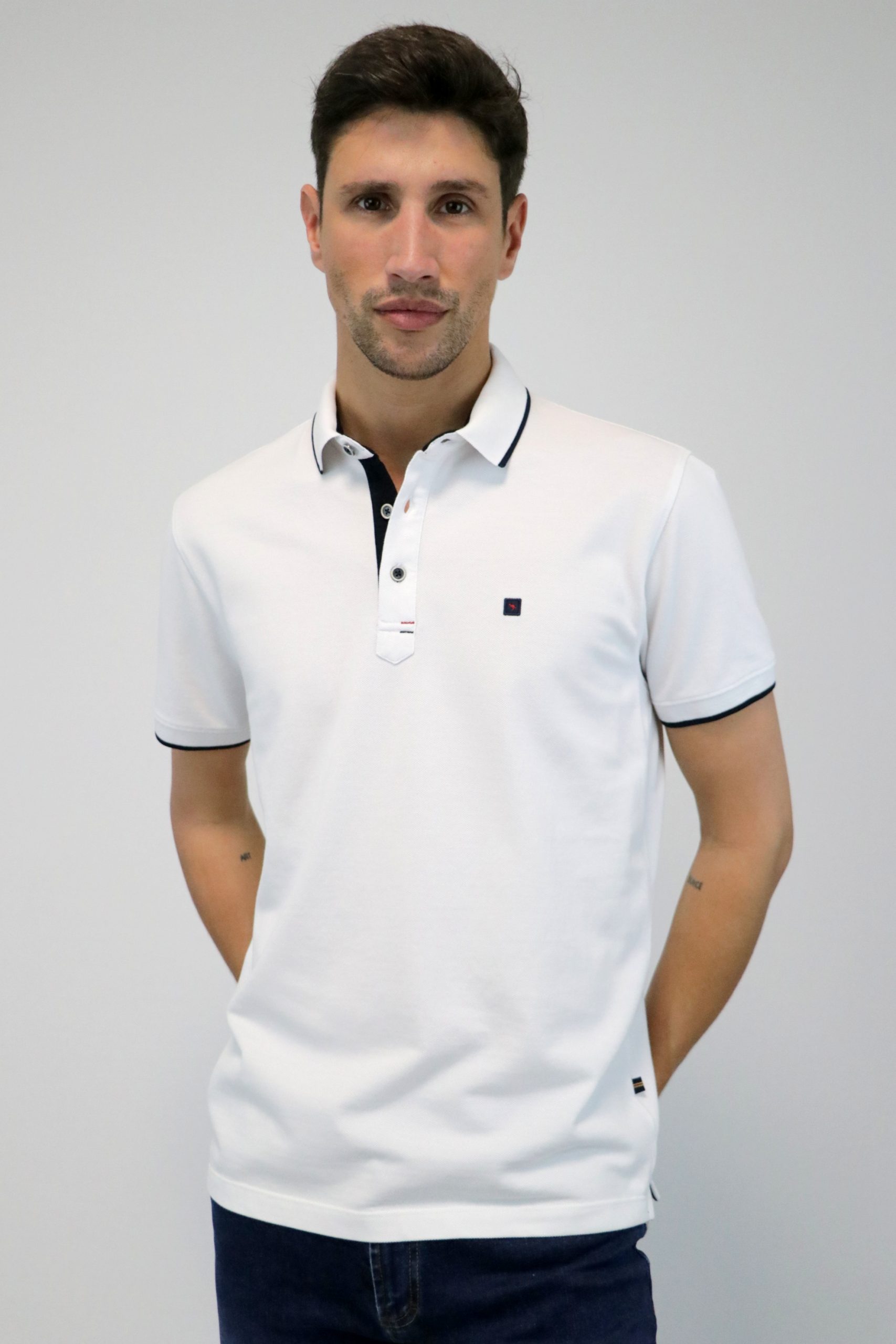 Polo Piqué com Risca na Gola